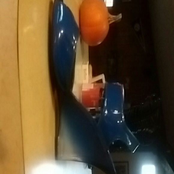 Shoes - Picture 2 of 4