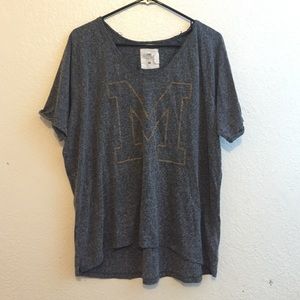 M basic flowy shirt. Perfect for layering!