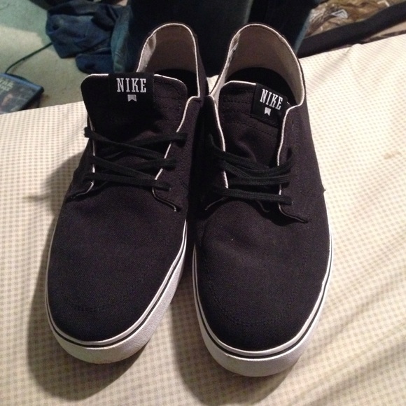 Nike skating shoes worn once MEN size 12
