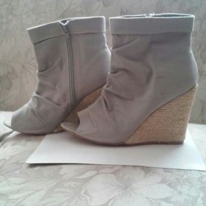 Grey open toe wedge