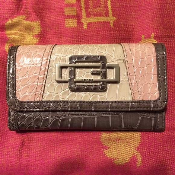 Guess trifold wallet