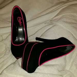 Sz 7 Black heels w/hot pink edging