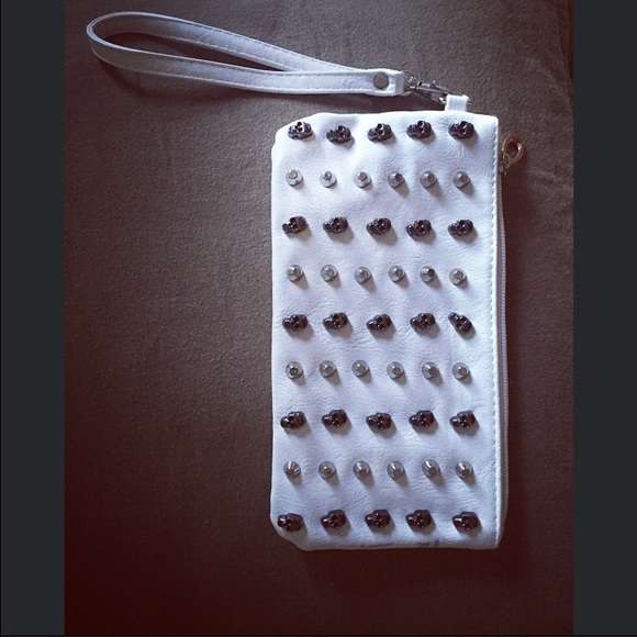 Skull wristlet