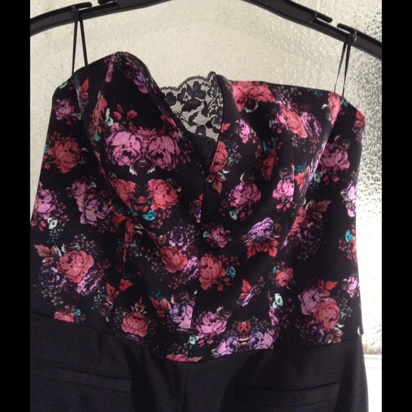 Floral top jumpsuit from Guess Never worn- size 8