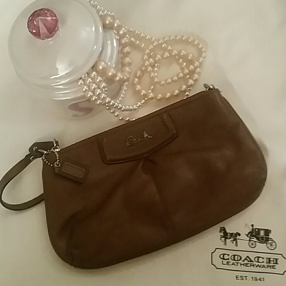Leather 100% authentic Coach clutch/wristlet - Picture 1 of 4