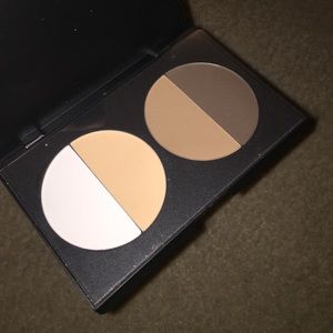 Highlight and contour powder makeup kit.