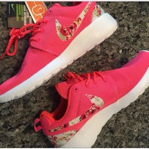 Hot pink/floral roshe