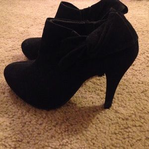 Wet Seal High heel booties size 7