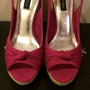 Black house - white market wedges