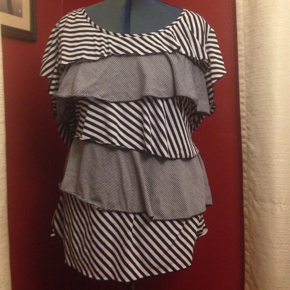 Loop stripped ruffles tee