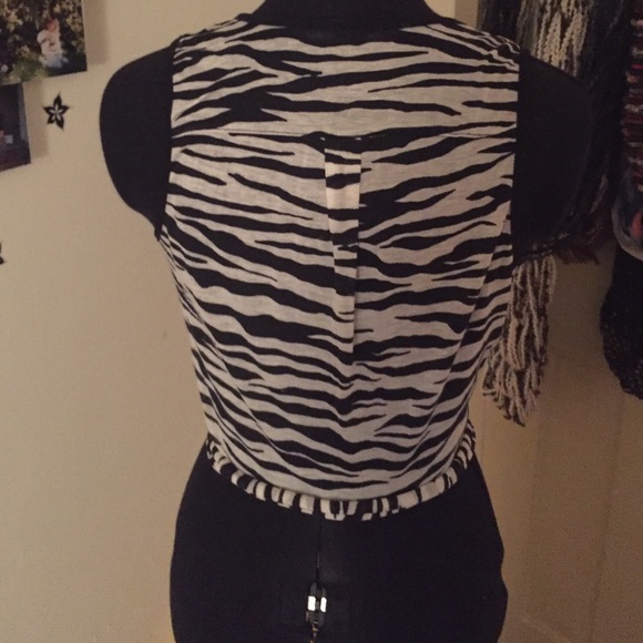 Zebra button up crop top - Picture 2 of 2