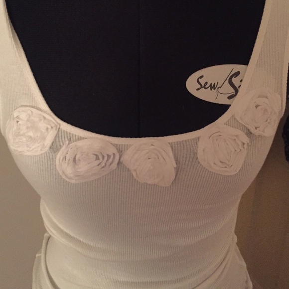 Cute floral tank - Picture 2 of 3