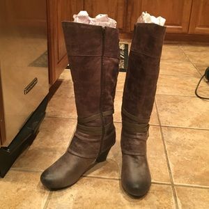 Bare traps brown boots size 8.5 M