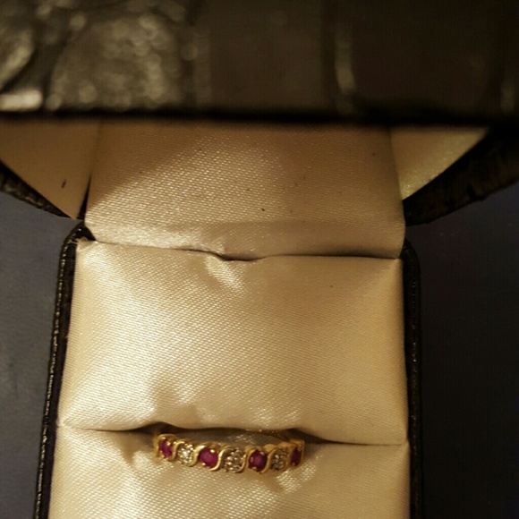 PRICE REDUCED.Diamond and ruby ring in yellow gold