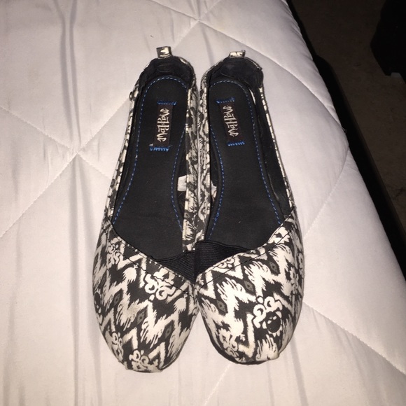 Black & White Flats