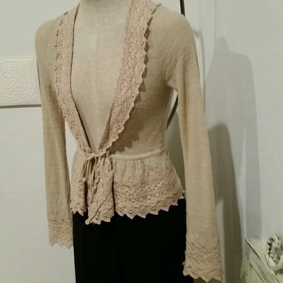 SOLD.   Beige GUINEVERE Lace - Picture 2 of 4