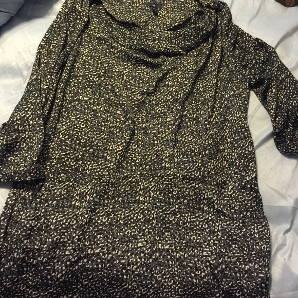 Gap print dress with pockets. Banded 3/4 sleeves.