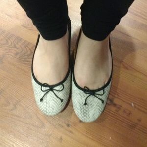 Old Navy size 10 flats. Never been worn.