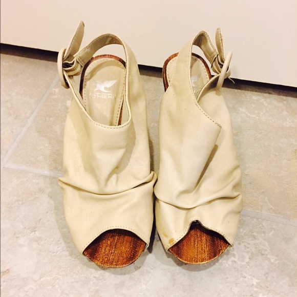 Slouchy peep toe heels - Picture 2 of 4