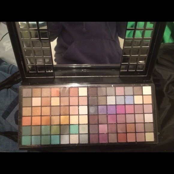 Brand new elf eyeshadow palette - Picture 2 of 3