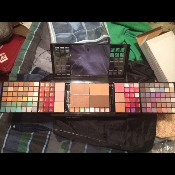 Brand new elf eyeshadow palette - Picture 1 of 3