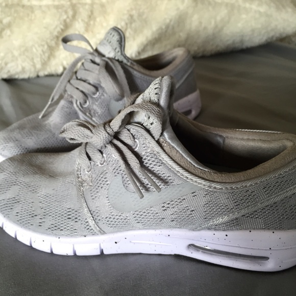 Gray Nike Air Max Janoskis