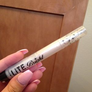 Light under eye concealer