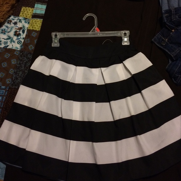 Black and white skirt!!