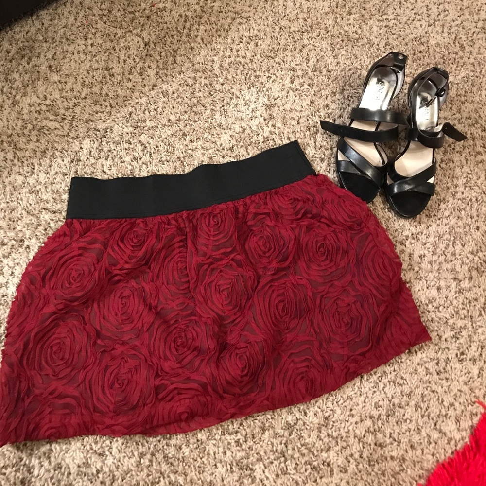 Sassy Red 💄Floral Print mini Skirt, Size Large