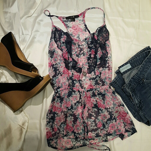XXI Tops - Beautiful  flower silk top