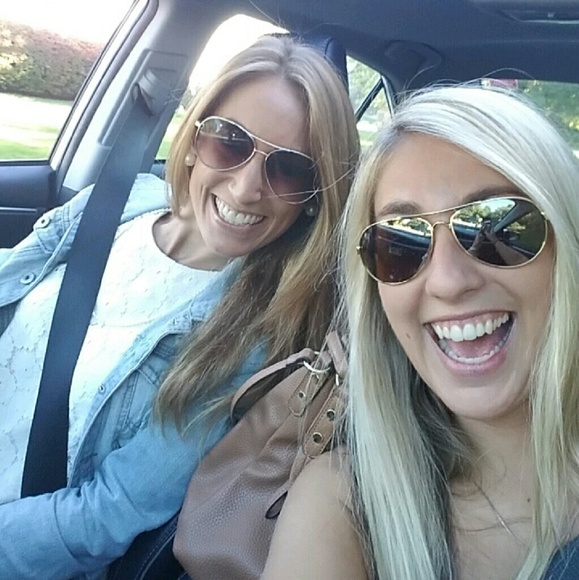 Meet your Posher, Alyssa - Picture 3 of 4