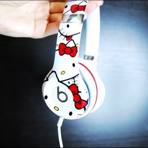 Beat Solo Headphone in limited Hello Kitty edition