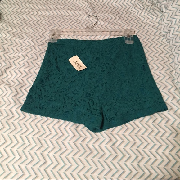 Forever 21 Pants - ❗️SALE❗️🆕•NWT Forever 21 Short Woven Jade Shorts