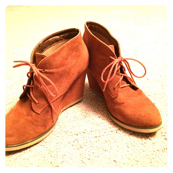 Chestnut suede wedges.