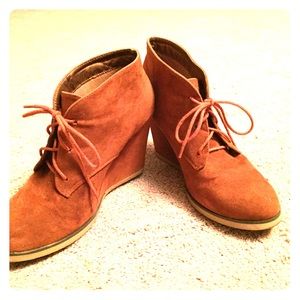 Chestnut suede wedges.