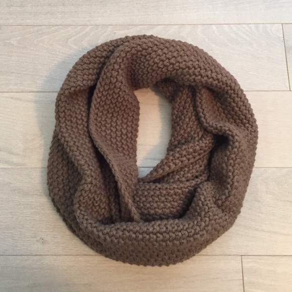 GAP Accessories - (nwot) GAP knit infinity scarf