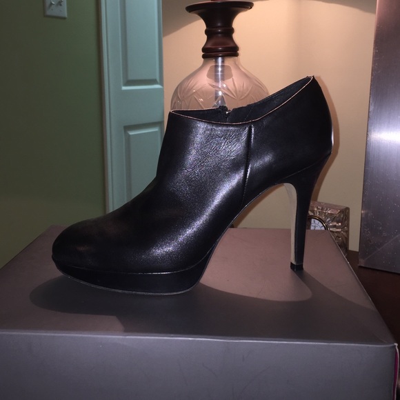 Black Vince Camuto Shooties!