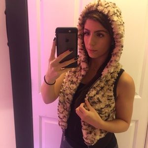 ❤️SOLD❤️Furry must have vest for fall 😍