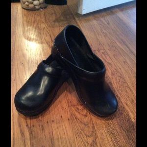 Black Dansko shoes size 7