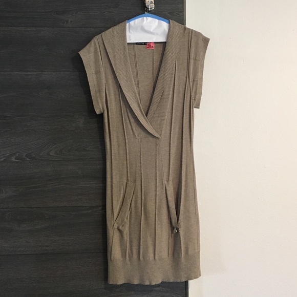 Brown jersey knit dress. V neck with pockets