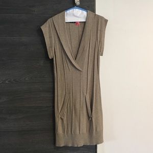 Brown jersey knit dress. V neck with pockets