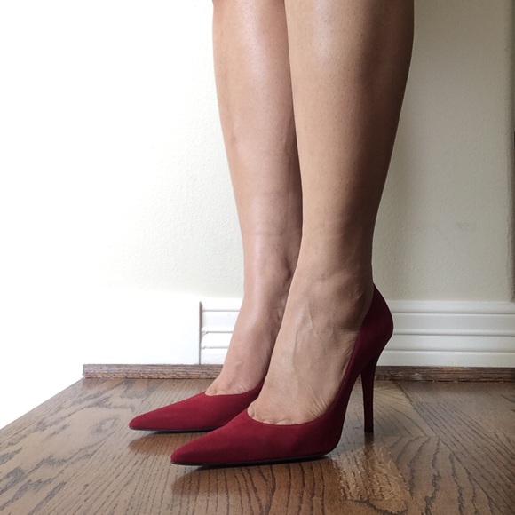 ❌SOLD❌Red Suede Stuart Weitzman Pumps 👠 - Picture 2 of 4