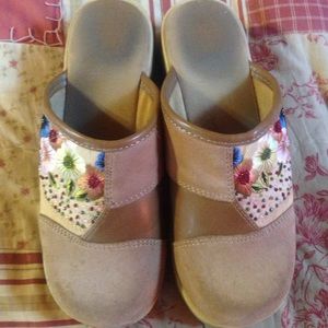 Cute tan clogs and beads size 4M