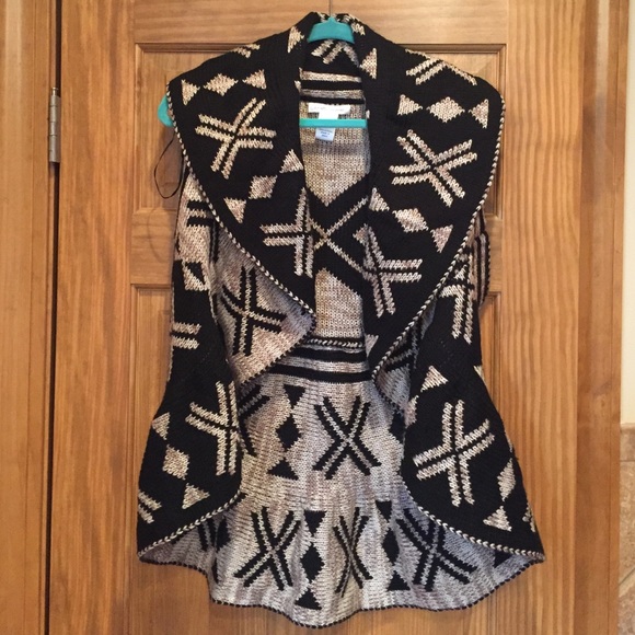 Sleeveless cardigan/sweater. Tan and black