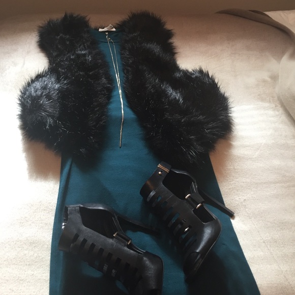 🚫 Sold- Black Fur Vest