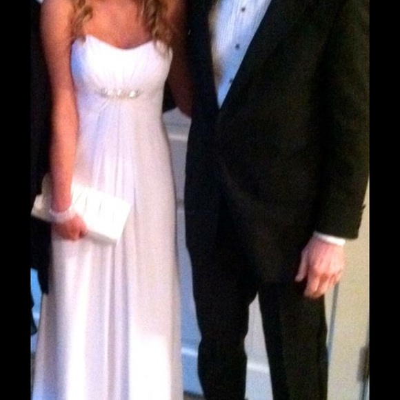 Gorgeous white gown. - Picture 4 of 4