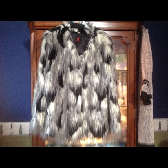 Landeau Jackets & Blazers - Unusual faux fur saw on 2celebrities flash 🌺$150 Landeau Jackets & Blazers - Unusual faux fur saw on 2celebrities flash 🌺$150