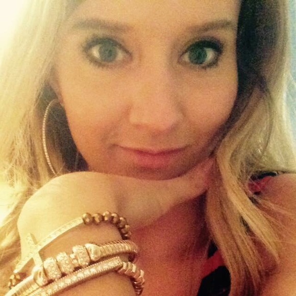 Meet your Posher, Danielle - Picture 2 of 5