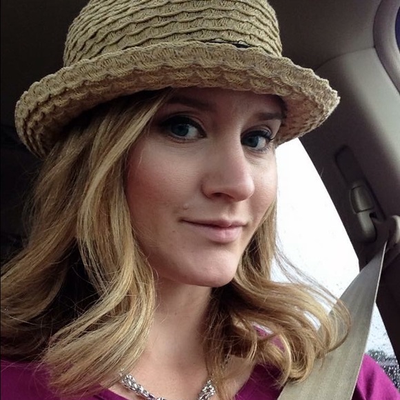 Meet your Posher, Danielle - Picture 3 of 5