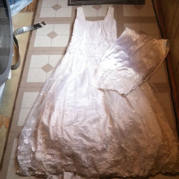 Beautiful!!! Vintage wedding gown size medium